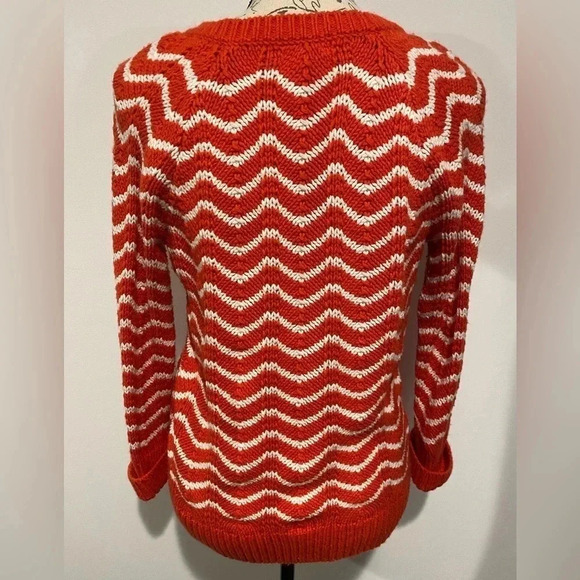 Gap Chevron Striped V-Neck Sweater. Orange/Red and white. Size medium - Picture 3 of 5